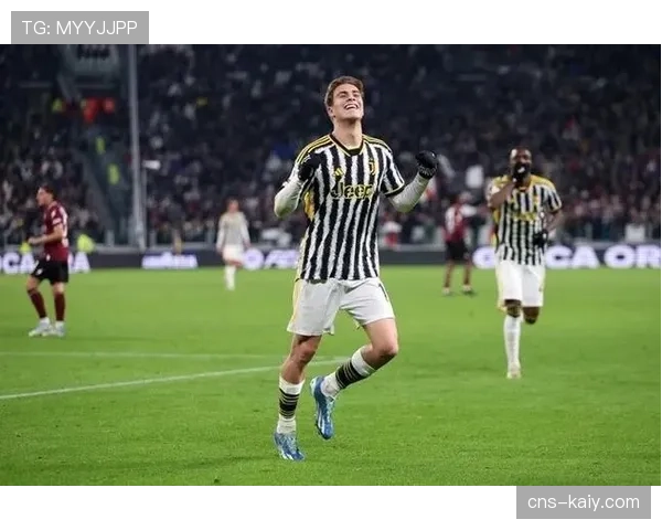 特写：尤文小将伊尔迪兹在训练中加练任意球